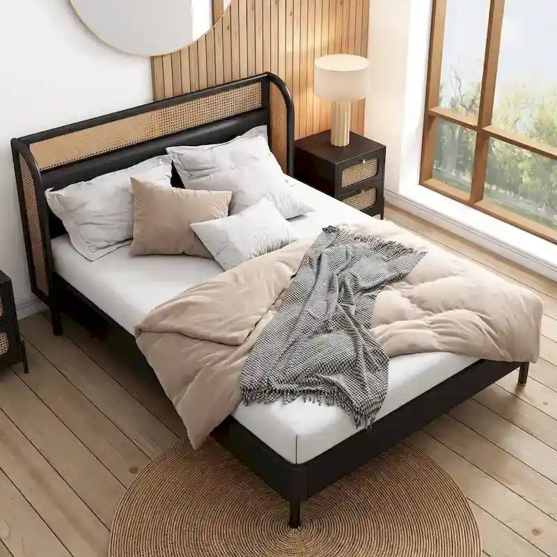 Cama Queen de plataforma de ratán negro, una plaza