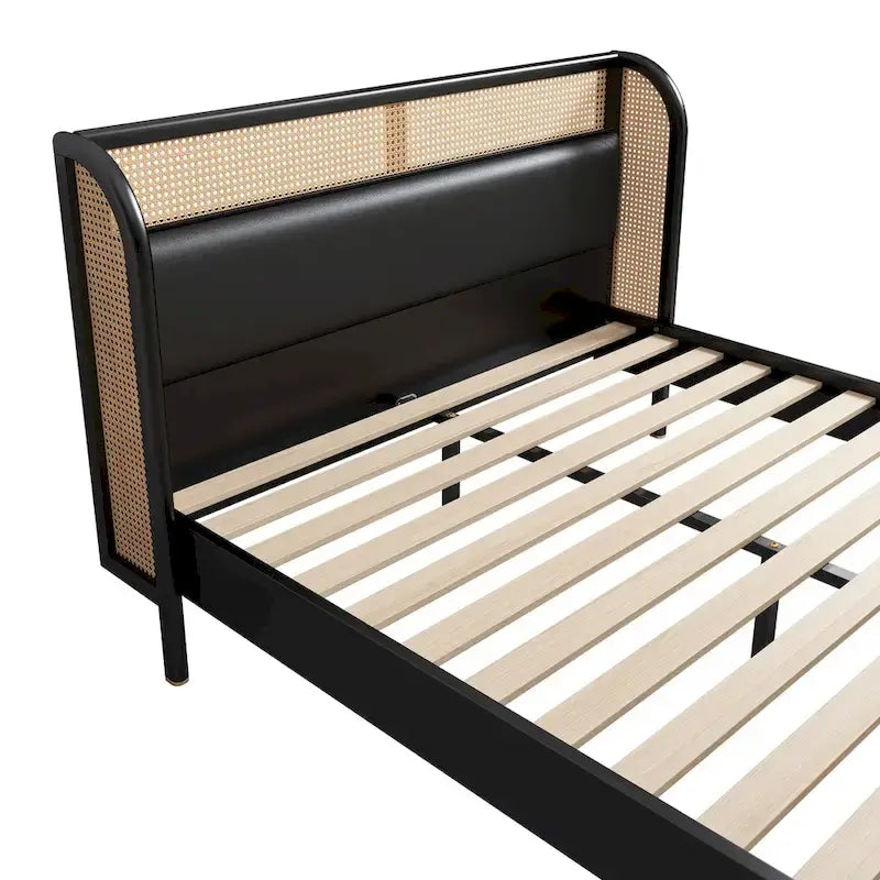 Cama Queen de plataforma de ratán negro, una plaza