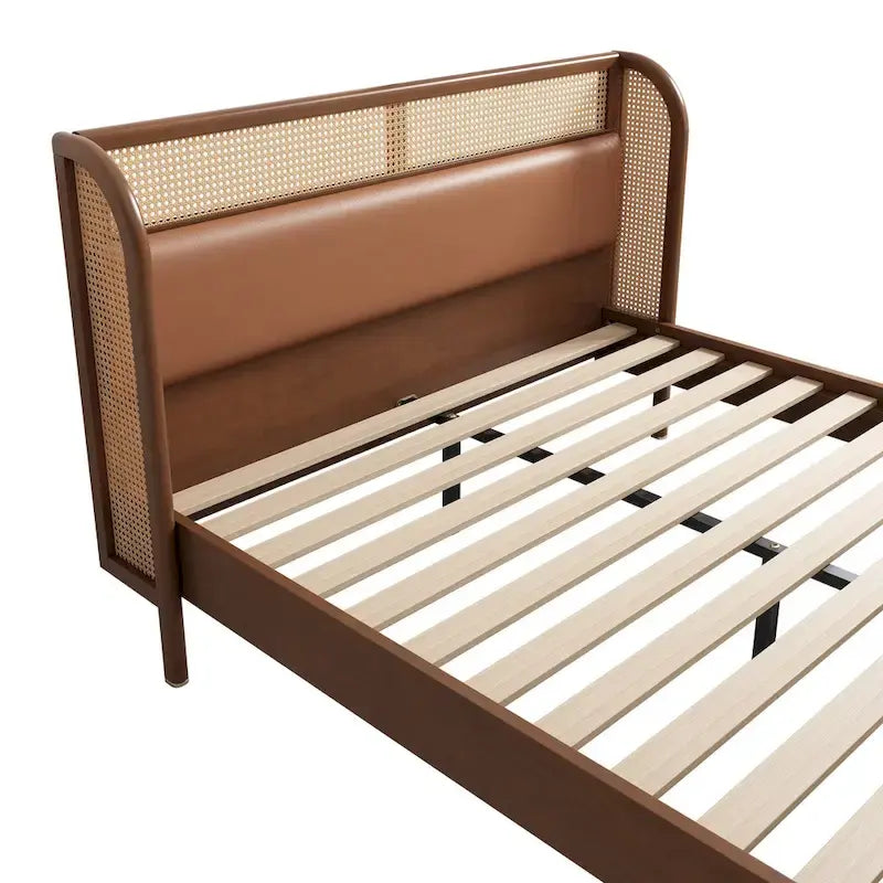 Cama Queen de plataforma de ratán negro, una plaza