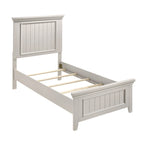 Juego de dormitorio de 3 piezas con acabado blanco clásico: cama y dos mesitas de noche